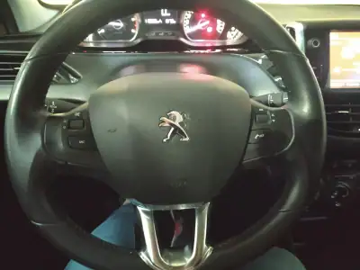 Peugeot 208 2017 - 12999 EUR, 118000 km - AUTO.MOTO.pt - 118000km - foto 13 de 15