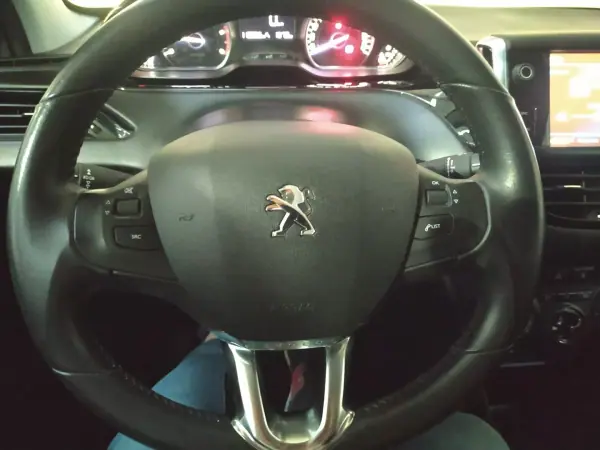 Peugeot 208 2017 - 12999 EUR, 118000 km - AUTO.MOTO.pt - 118000km - foto 13 de 15