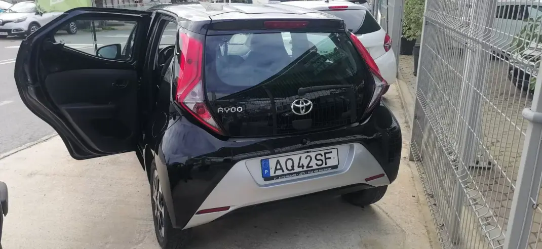 Toyota Aygo 2019 - 11900 EUR, 64090 km - AUTO.MOTO.pt - 64090km - foto 5 de 14