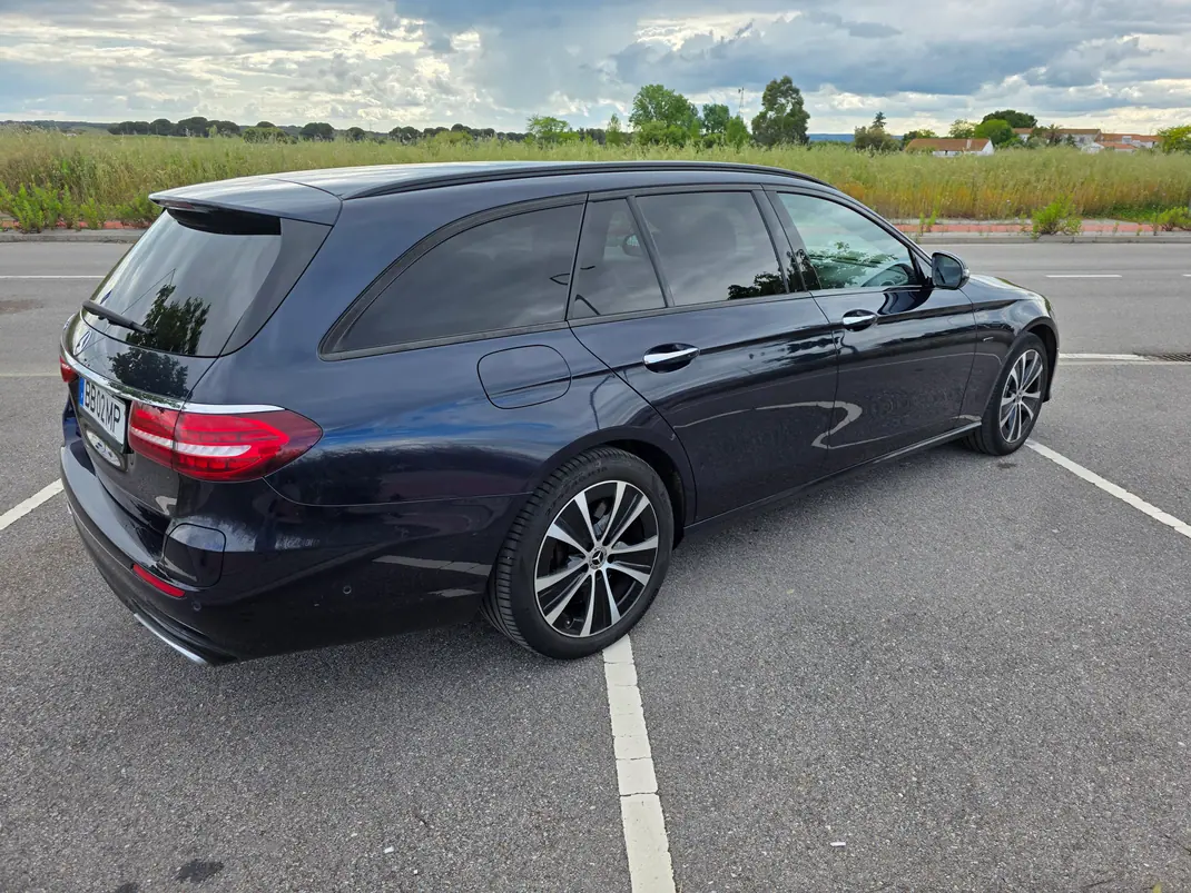 Mercedes-Benz E 300 2020 - 35500 EUR, 151500 km - AUTO.MOTO.pt - 151500km - foto 3 de 11