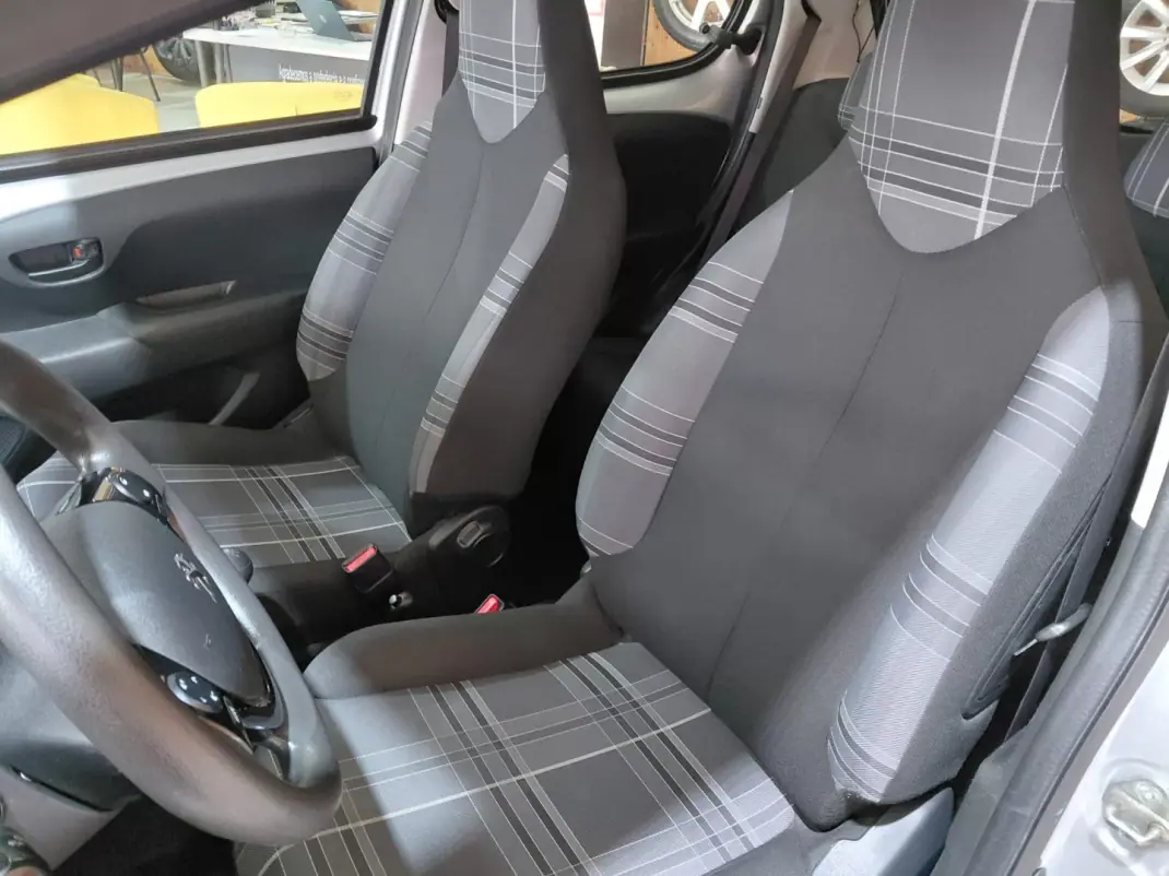 Peugeot 108 2017 - 9990 EUR, 99000 km - AUTO.MOTO.pt - 99000km - foto 7 de 14