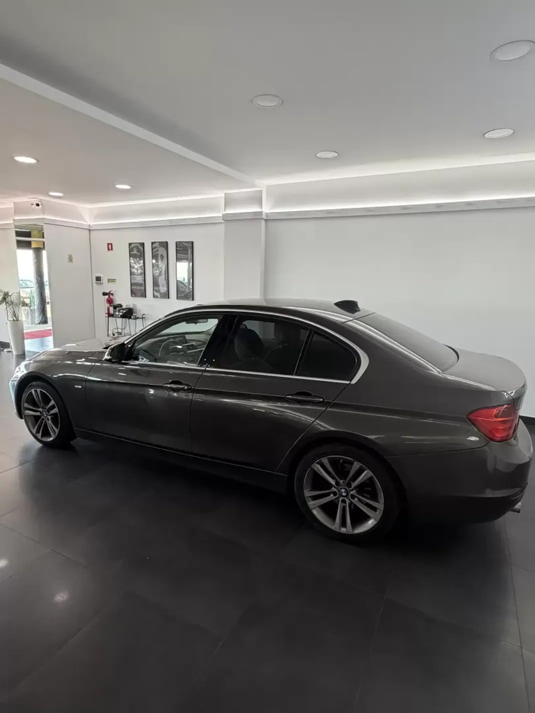 BMW 318 2013 - 15990 EUR, 138000 km - AUTO.MOTO.pt - 138000km - foto 3 de 8