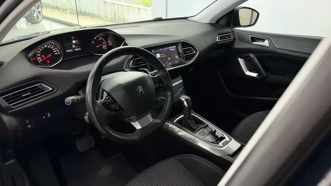 Peugeot 308 2019 - 15990 EUR, 117723 km - AUTO.MOTO.pt - 117723km - foto 20 de 23