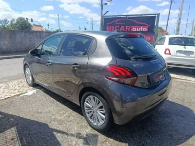 Peugeot 208 2019 - 11900 EUR, 104199 km - AUTO.MOTO.pt - 104199km - foto 6 de 26