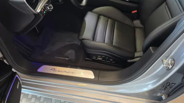 Porsche Panamera 2023 - 97500 EUR, 25369 km - AUTO.MOTO.pt - 25369km - foto 38 de 53