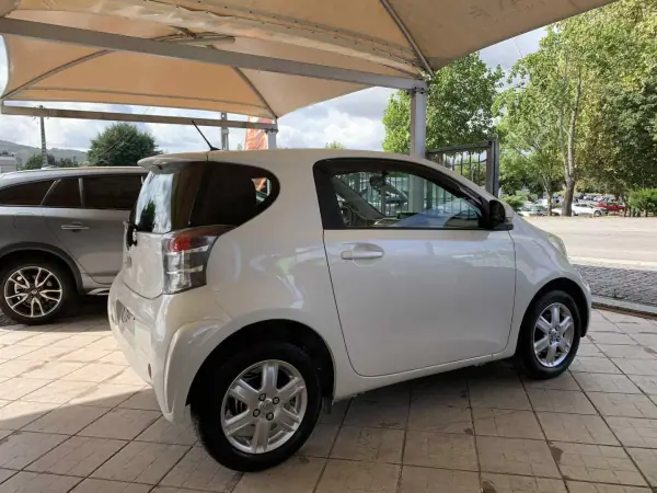 Toyota iQ 2009 - 7500 EUR, 123054 km - AUTO.MOTO.pt - 123054km - foto 5 de 22