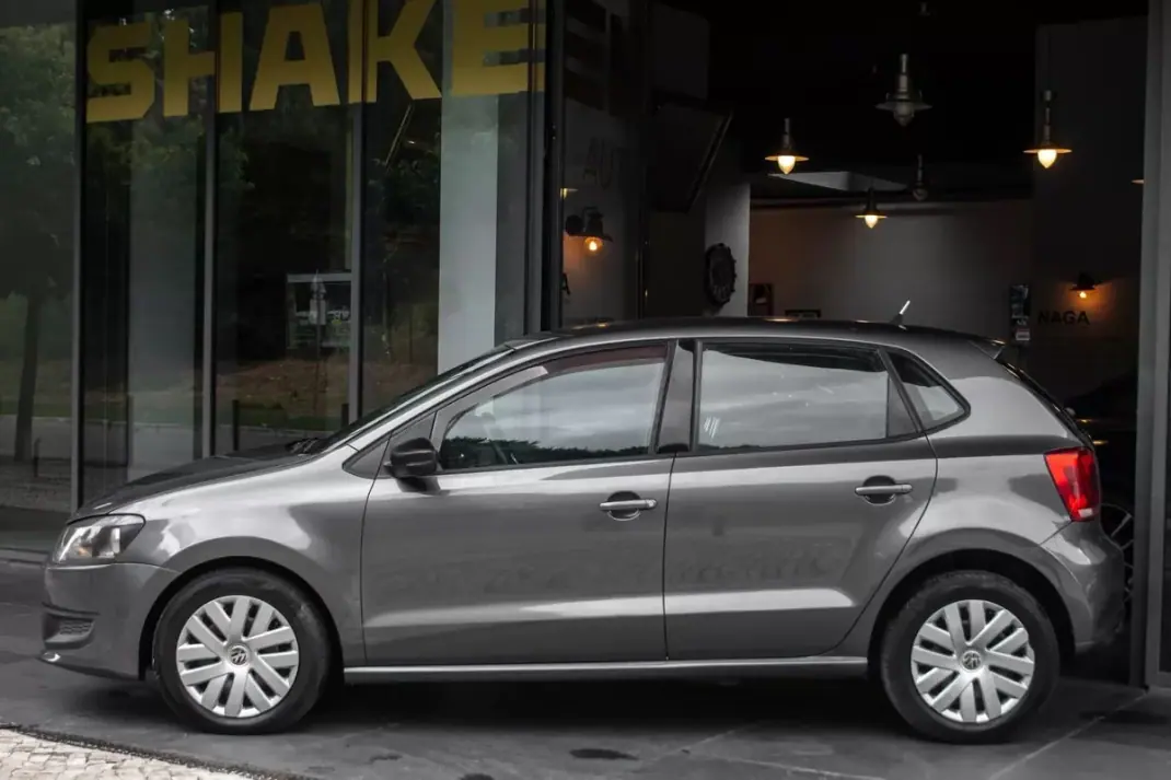 Volkswagen Polo 2011 - 6900 EUR, 195710 km - AUTO.MOTO.pt - 195710km - foto 2 de 23