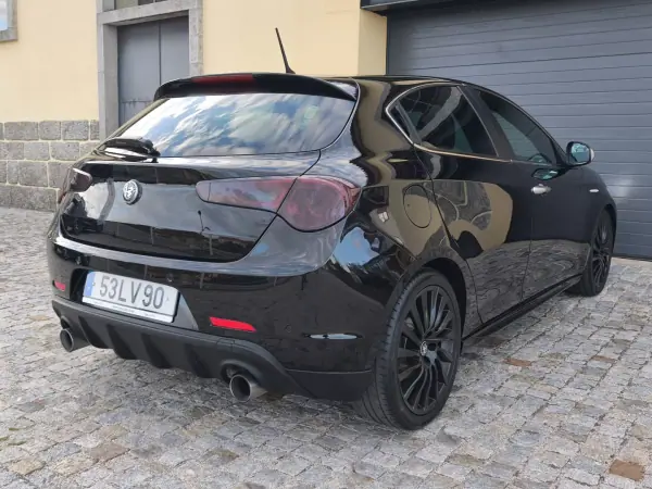 Alfa Romeo Giulietta 2011 - 8490 EUR, 155565 km - AUTO.MOTO.pt - 155565km - foto 6 de 19
