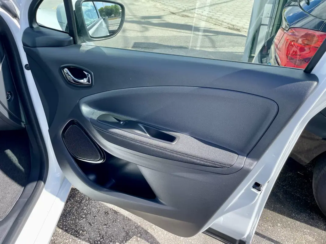 Renault Zoe 2019 - 12750 EUR, 46662 km - AUTO.MOTO.pt - 46662km - foto 28 de 32