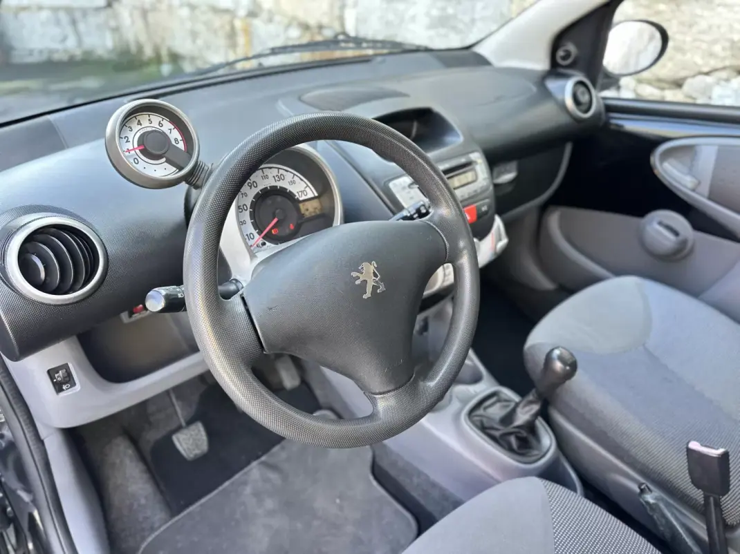 Peugeot 107 2007 - 5500 EUR, 104000 km - AUTO.MOTO.pt - 104000km - foto 26 de 45