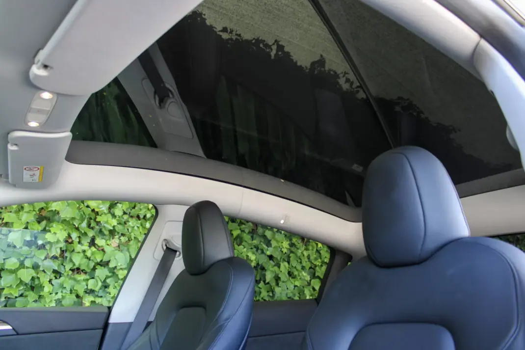 Tesla Model Y 2023 - 36900 EUR, 90000 km - 90000km - foto 15 de 20