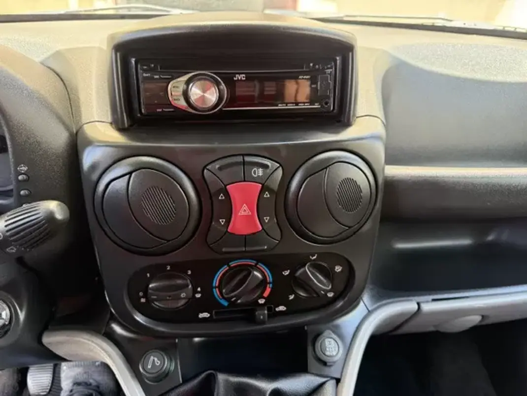 Fiat DOBLO CARGO 1.3 MULTIJET EASY 2009 - 5250 EUR, 190000 km - AUTO.MOTO.pt - 190000km - foto 19 de 27