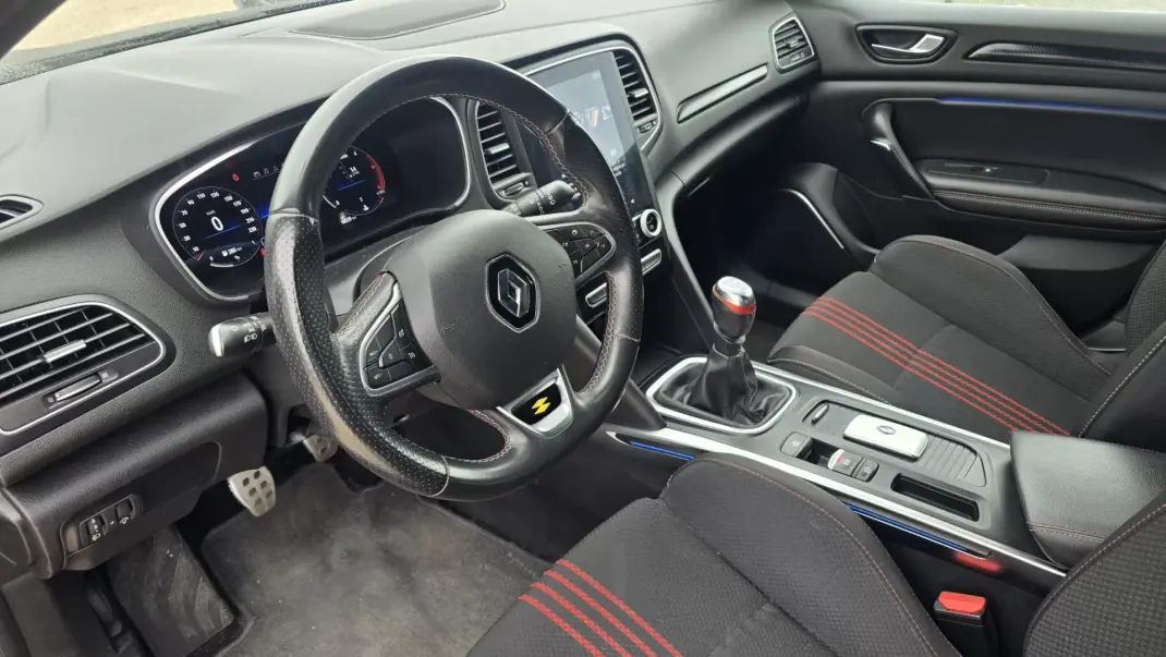 Renault Mégane 2021 - 18450 EUR, 67800 km - AUTO.MOTO.pt - 67800km - foto 7 de 19