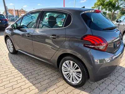 Peugeot 208 2017 - 10900 EUR, 115000 km - foto 4 de 11
