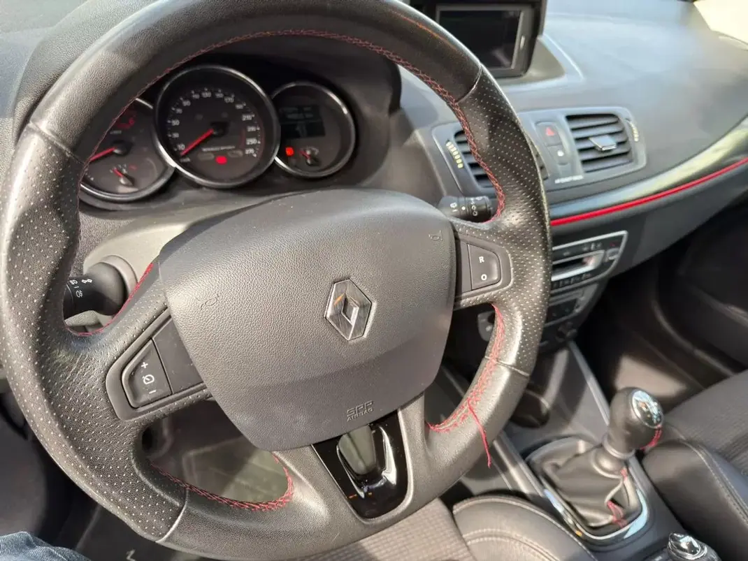Renault Mégane 2010 - 5900 EUR, 215894 km - AUTO.MOTO.pt - 215894km - foto 19 de 22
