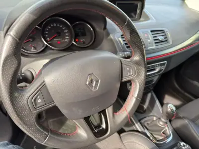 Renault Mégane 2010 - 5900 EUR, 215894 km - AUTO.MOTO.pt - 215894km - foto 19 de 22