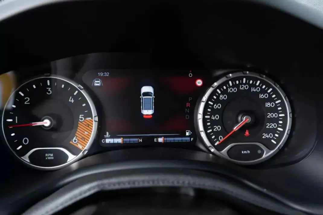 Jeep Renegade 2020 - 18500 EUR, 99000 km - AUTO.MOTO.pt - 99000km - foto 31 de 31