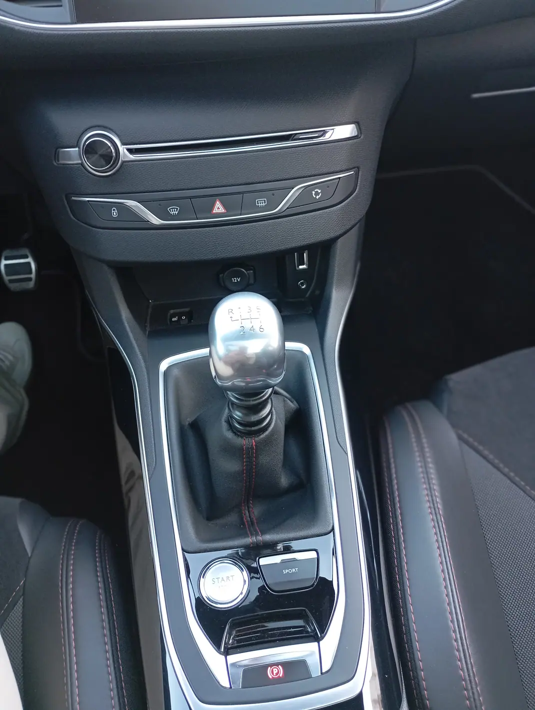 Peugeot 308 2016 - 17999 EUR, 156475 km - AUTO.MOTO.pt - 156475km - foto 9 de 15