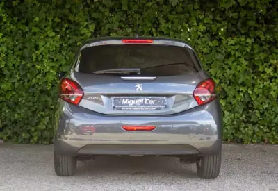 Peugeot 208 2015 - 9900 EUR, 153000 km - AUTO.MOTO.pt - 153000km - foto 9 de 16