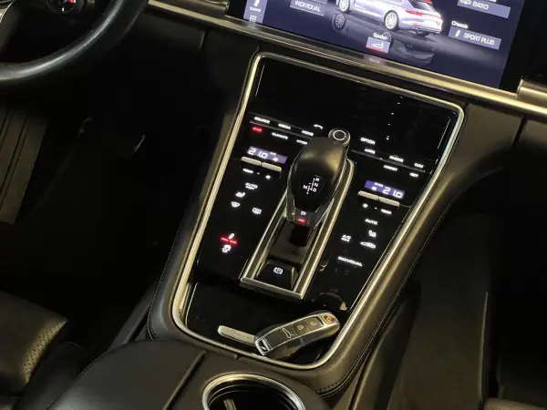 Porsche Panamera Sport Turismo 2020 - 74990 EUR, 120000 km - AUTO.MOTO.pt - 120000km - foto 23 de 56
