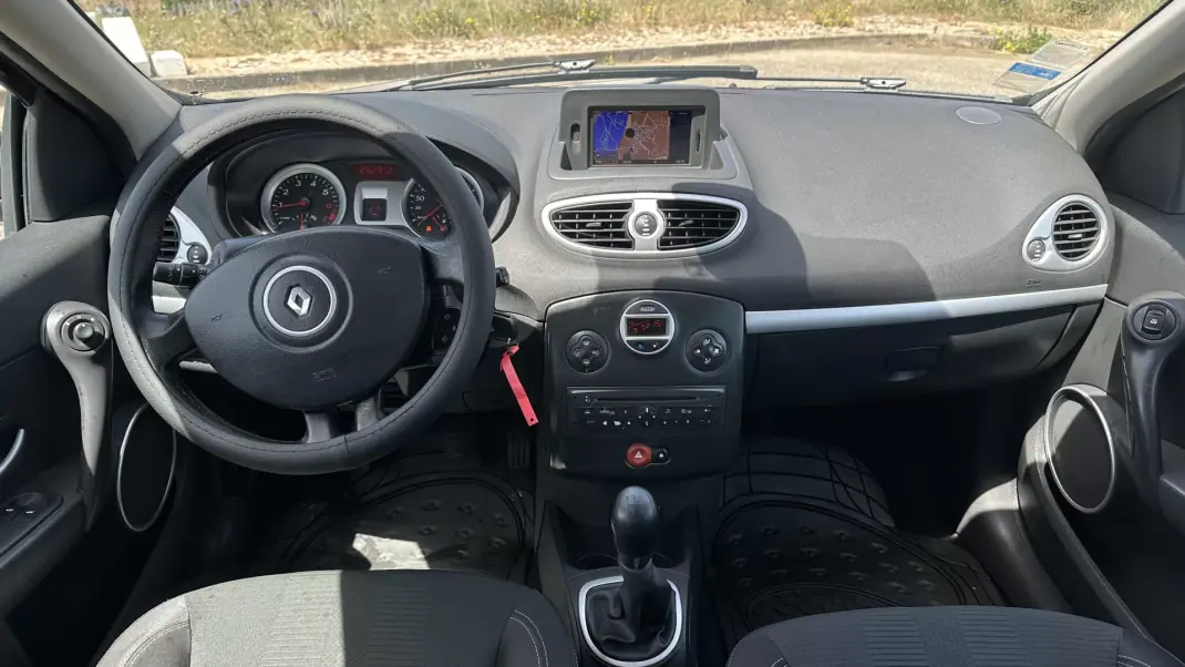 Renault Clio 2010 - 3650 EUR, 202000 km - AUTO.MOTO.pt - 202000km - foto 12 de 15