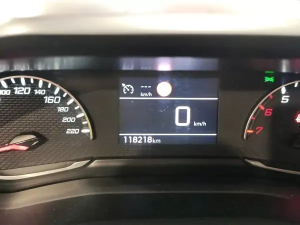 Peugeot 208 2022 - 13499 EUR, 118021 km - AUTO.MOTO.pt - 118021km - foto 9 de 11