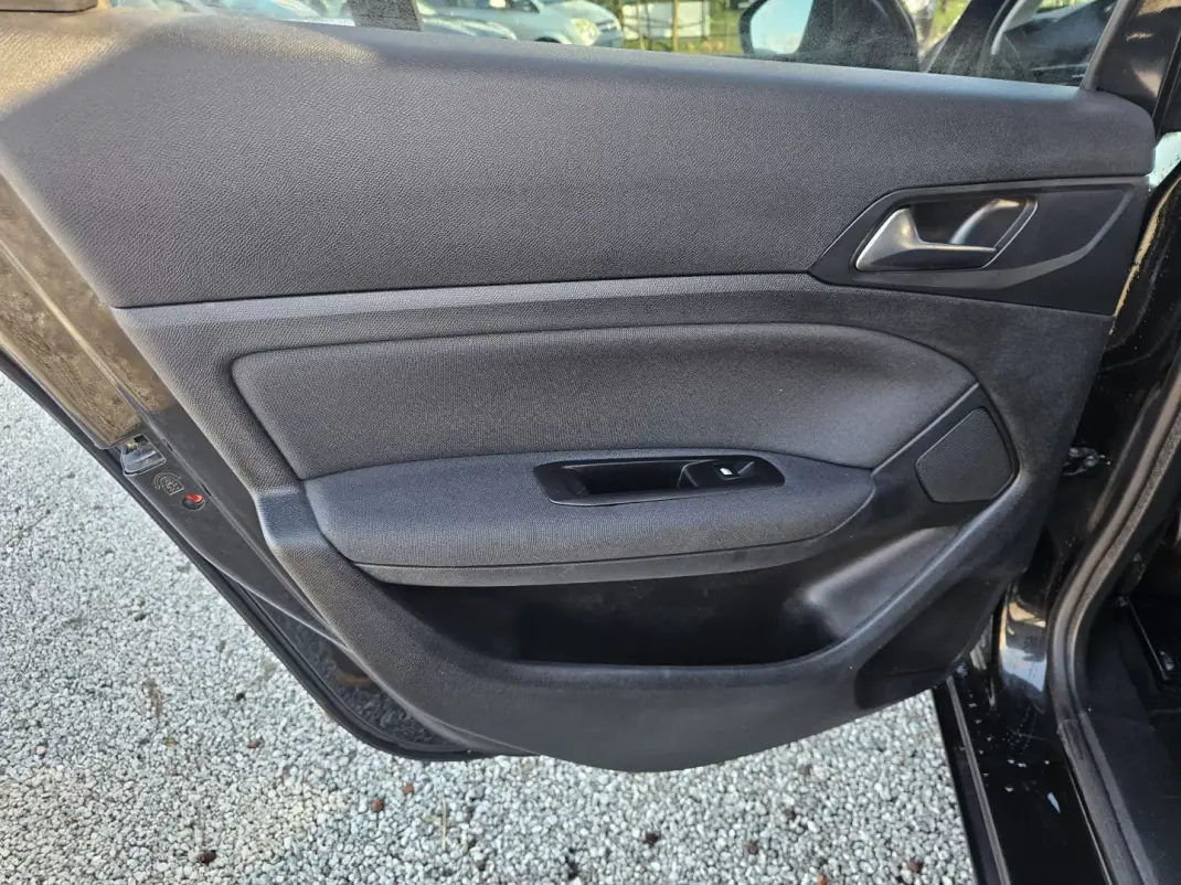 Peugeot 308 SW 2019 - 13800 EUR, 77780 km - AUTO.MOTO.pt - 77780km - foto 38 de 44