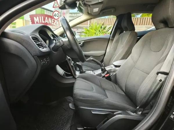 Volvo V40 Cross Country 2017 - 18500 EUR, 100000 km - AUTO.MOTO.pt - 100000km - foto 20 de 34