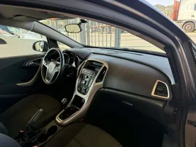 Opel Astra 2011 - 6450 EUR, 250730 km - AUTO.MOTO.pt - 250730km - foto 24 de 26