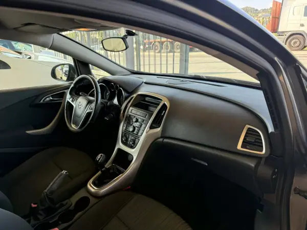 Opel Astra 2011 - 6450 EUR, 250730 km - AUTO.MOTO.pt - 250730km - foto 24 de 26