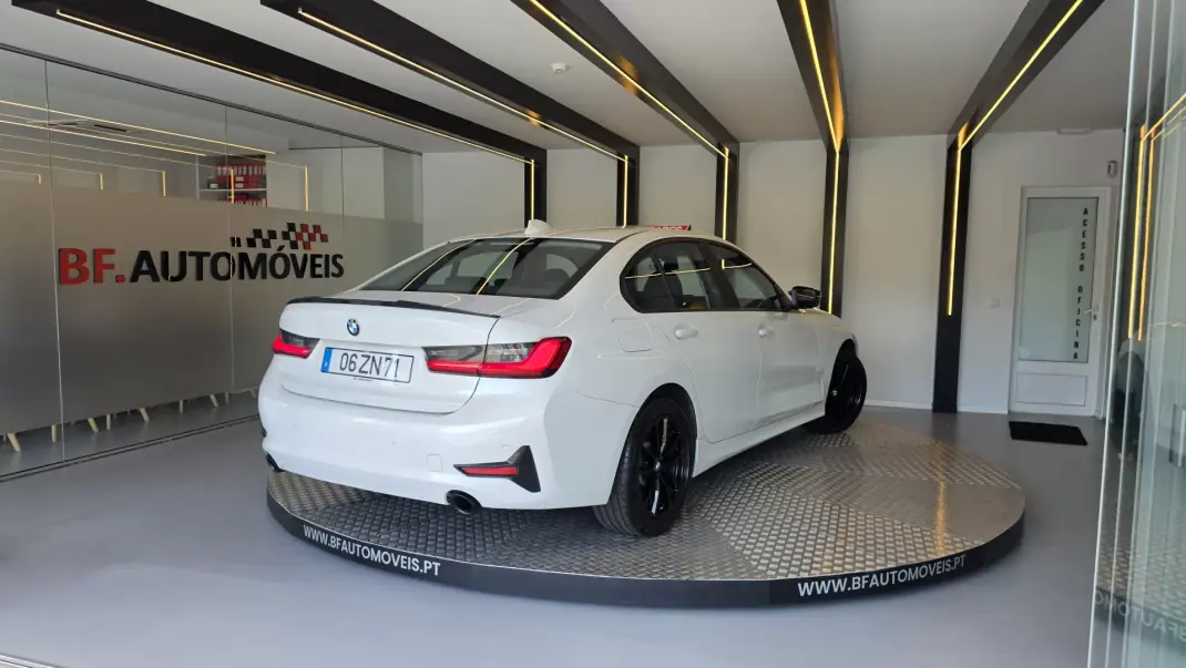 BMW 330 2019 - 22900 EUR, 111028 km - AUTO.MOTO.pt - 111028km - foto 18 de 54