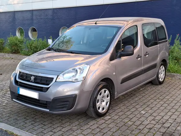 Peugeot Partner 2018 - 14990 EUR, 190000 km - AUTO.MOTO.pt - 190000km - foto 3 de 12