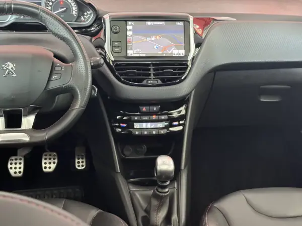Peugeot 208 2017 - 12990 EUR, 101119 km - AUTO.MOTO.pt - 101119km - foto 19 de 22