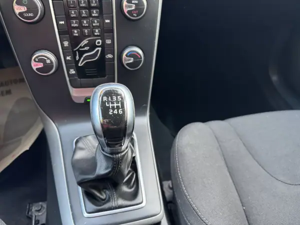 Volvo V40 Cross Country 2014 - 13500 EUR, 149000 km - AUTO.MOTO.pt - 149000km - foto 30 de 34