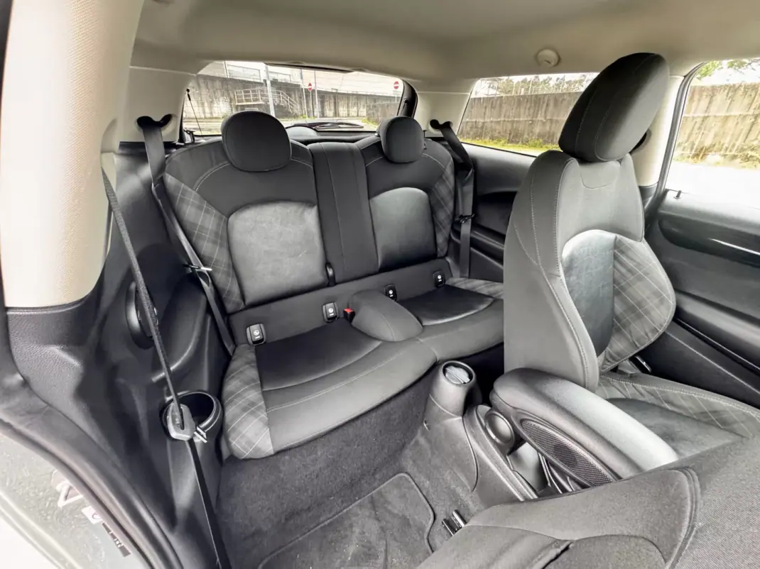 MINI Cooper 2018 - 21990 EUR, 165000 km - AUTO.MOTO.pt - 165000km - foto 28 de 31