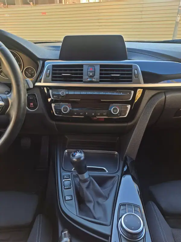 BMW 318 2018 - 17990 EUR, 125000 km - AUTO.MOTO.pt - 125000km - foto 12 de 25