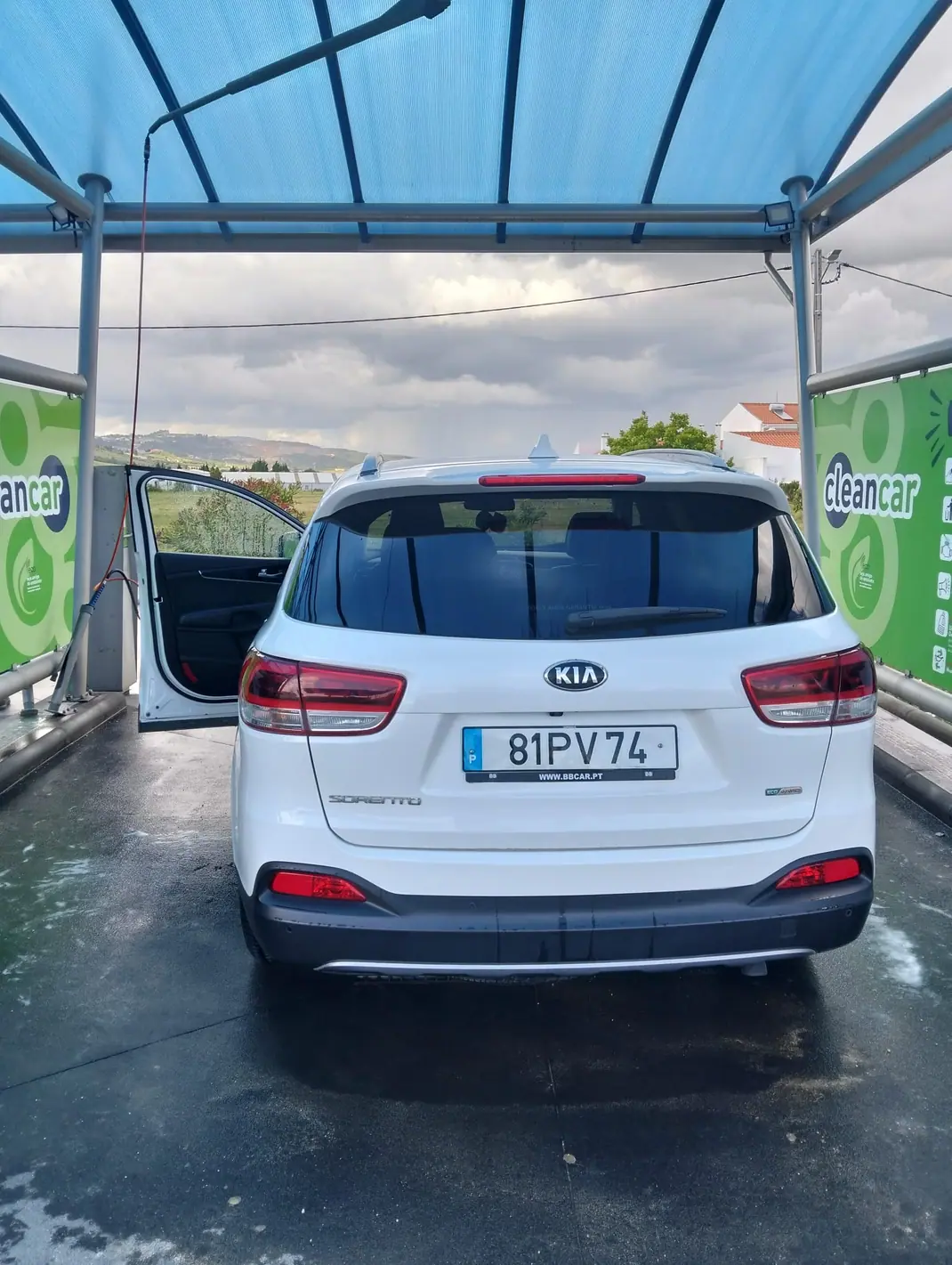 Kia Sorento 2015 - 17000 EUR, 209000 km - AUTO.MOTO.pt - 209000km - foto 2 de 4