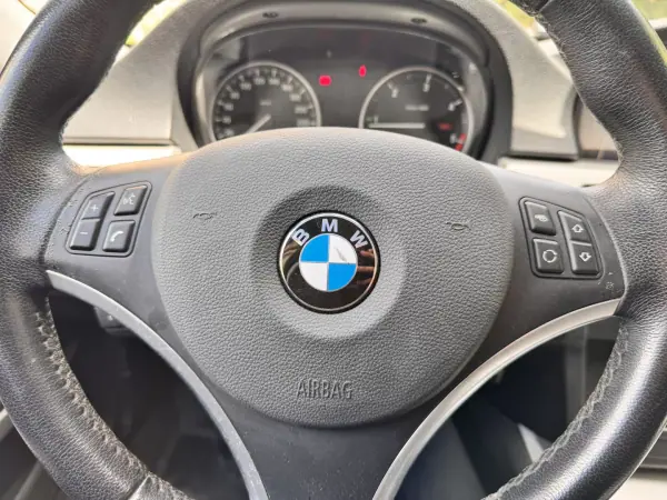 BMW 318 2009 - 10900 EUR, 110942 km - AUTO.MOTO.pt - 110942km - foto 13 de 25