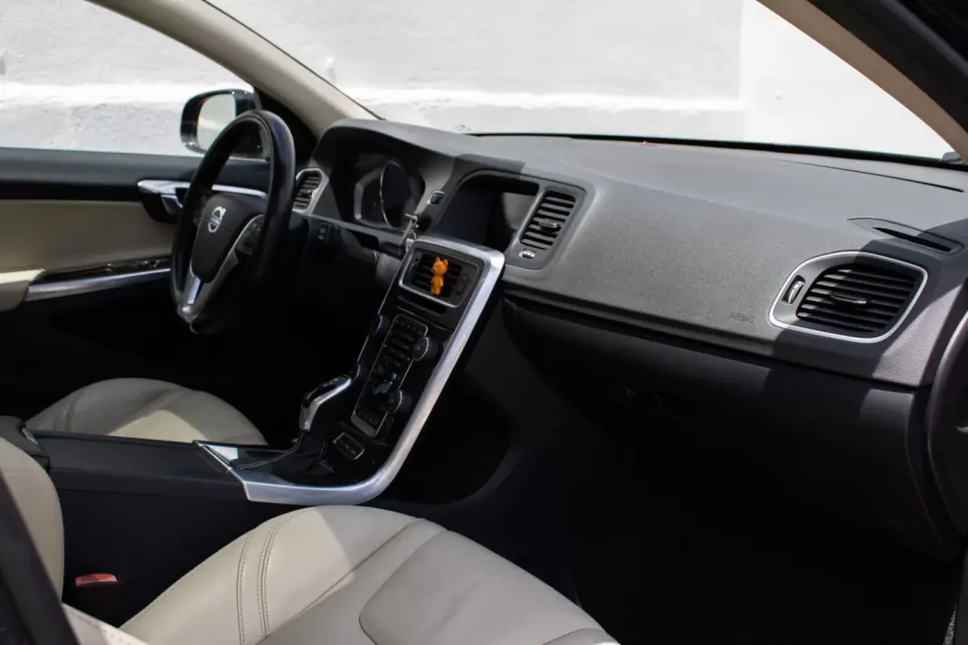 Volvo V60 2013 - 12500 EUR, 242000 km - 242000km - foto 27 de 45