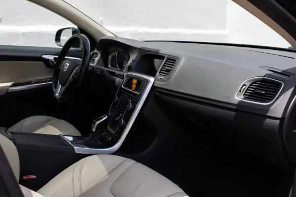 Volvo V60 2013 - 12500 EUR, 242000 km - AUTO.MOTO.pt - 242000km - foto 27 de 45