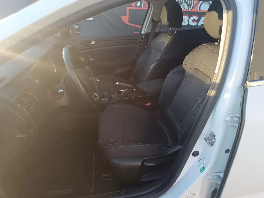 Renault Mégane 2019 - 12900 EUR, 192111 km - AUTO.MOTO.pt - 192111km - foto 17 de 26