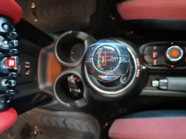 MINI John Cooper Works 2015 - 21500 EUR, 91950 km - AUTO.MOTO.pt - 91950km - foto 33 de 38