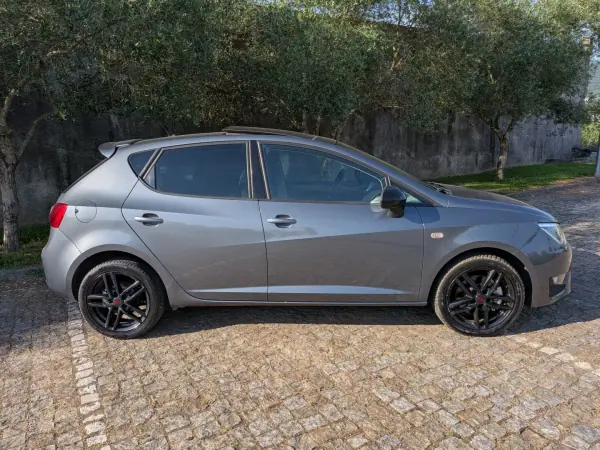 SEAT Ibiza 2016 - 10900 EUR, 120000 km - AUTO.MOTO.pt - 120000km - foto 7 de 13