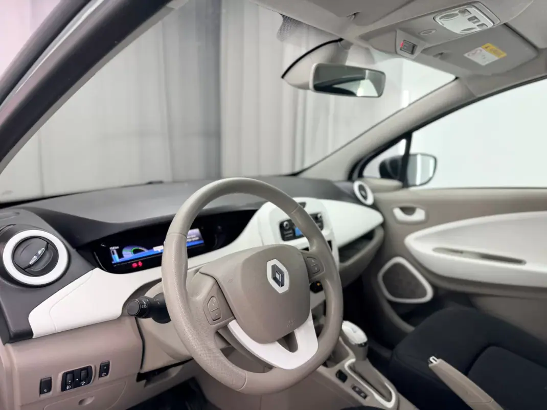 Renault Zoe 2018 - 10750 EUR, 64000 km - AUTO.MOTO.pt - 64000km - foto 17 de 18