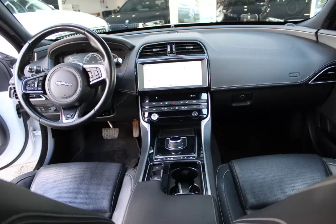 Jaguar XE 2018 - 17900 EUR, 184933 km - AUTO.MOTO.pt - 184933km - foto 6 de 18