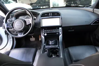 Jaguar XE 2018 - 17900 EUR, 184933 km - AUTO.MOTO.pt - 184933km - foto 6 de 18