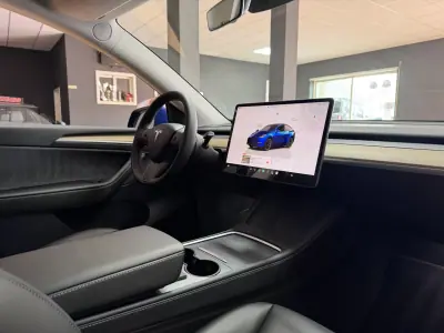 Tesla Model Y 2022 - 37990 EUR, 52574 km - AUTO.MOTO.pt - 52574km - foto 8 de 15