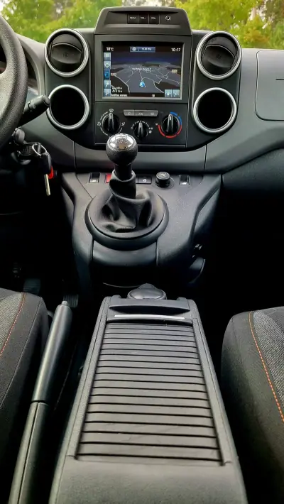 Peugeot Partner 2018 - 15900 EUR, 160000 km - AUTO.MOTO.pt - 160000km - foto 10 de 23