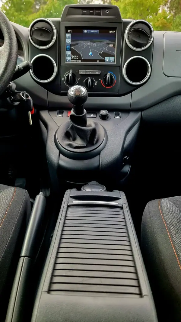 Peugeot Partner 2018 - 14900 EUR, 160000 km - AUTO.MOTO.pt - 160000km - foto 10 de 23