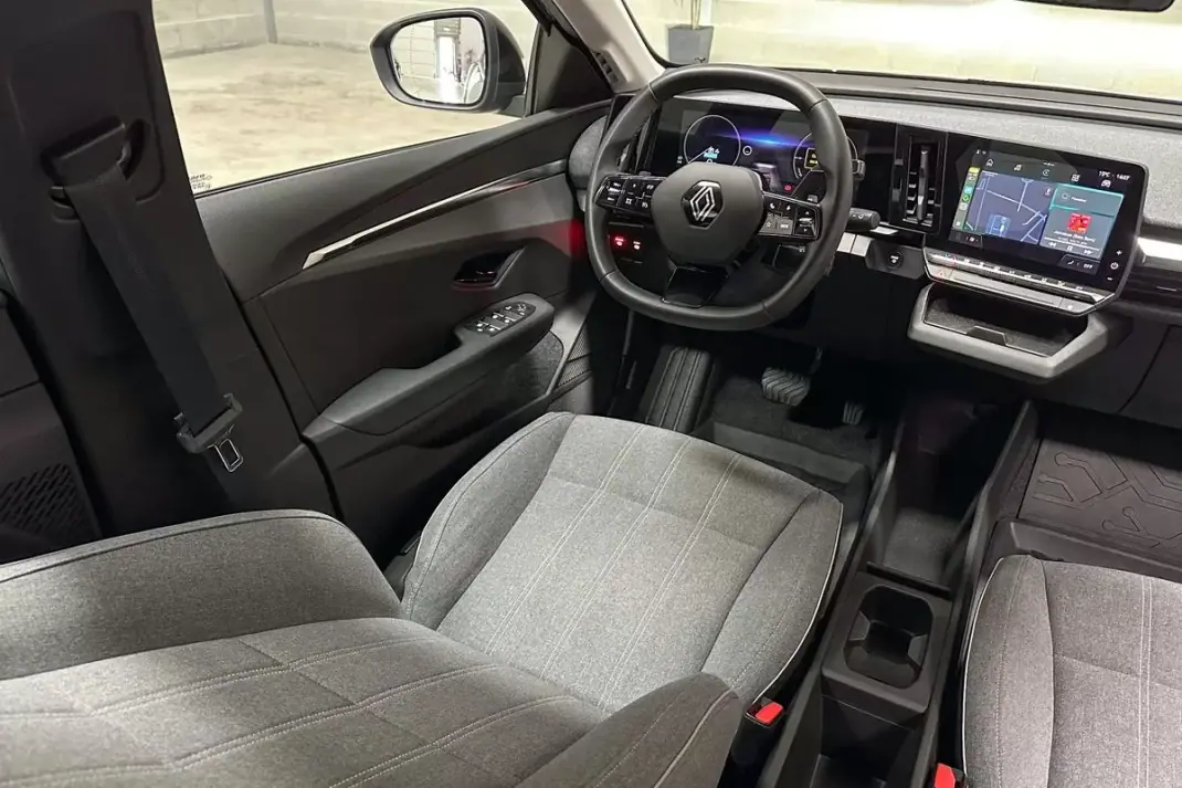 Renault Mégane E-Tech 2022 - 22450 EUR, 57733 km - AUTO.MOTO.pt - 57733km - foto 13 de 40